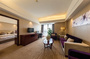 Suite – deluxe | Skrivebord, blendingsgardiner, wi-fi (inkludert) og sengetøy