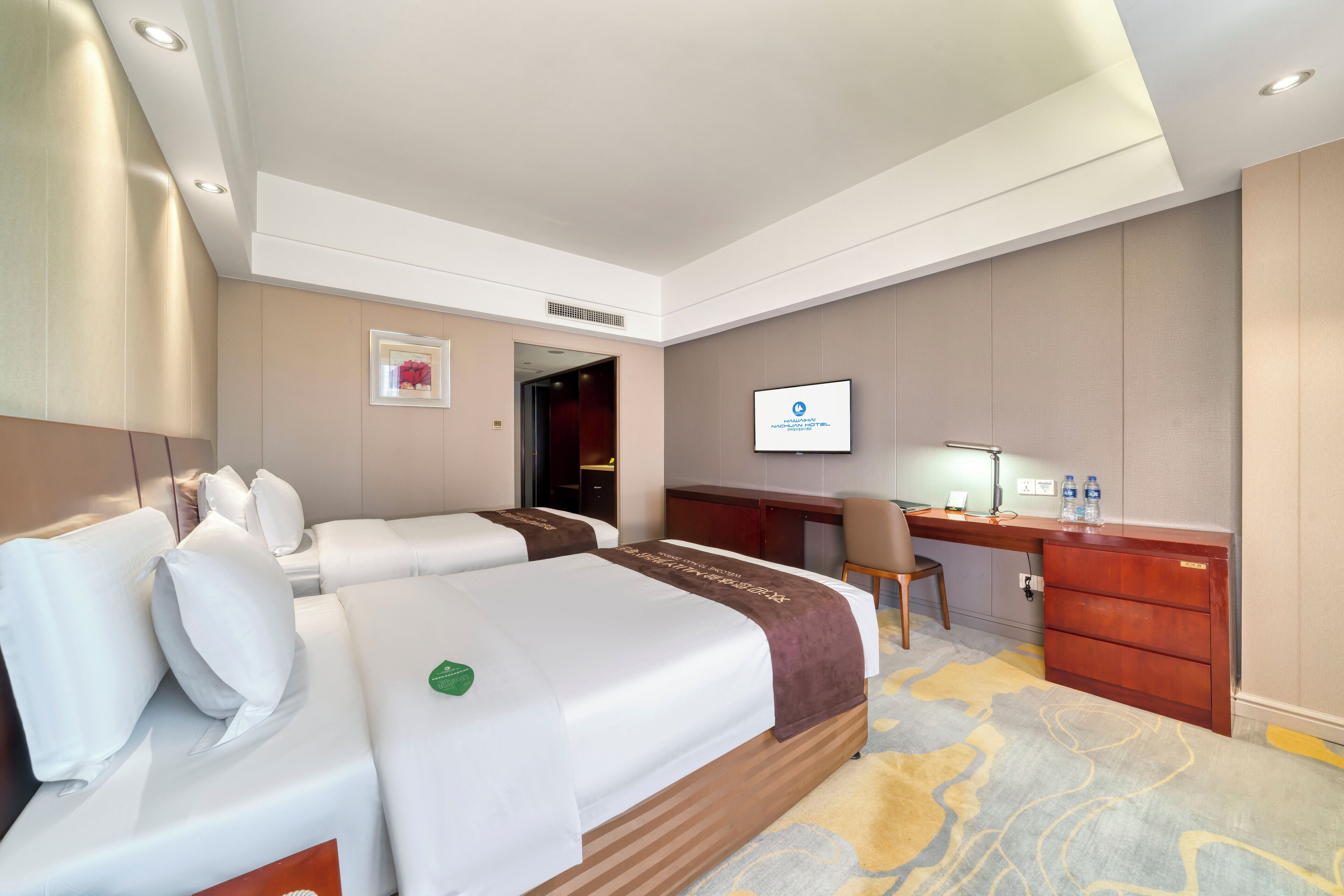 Habitación Deluxe doble | Escritorio, cortinas opacas, wifi gratis y ropa de cama