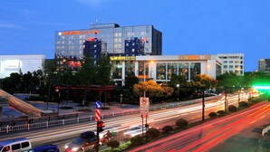 Bagian depan properti - sore/malam