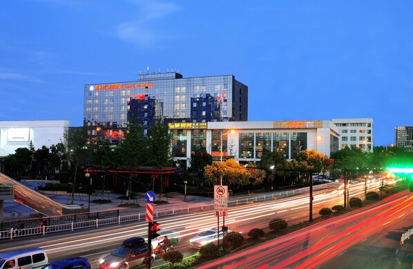 Front of property – evening/night - Hangzhou Haiwaihai Nachuan Hotel (Hangzhou)