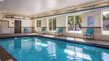 Indoor pool, sun loungers