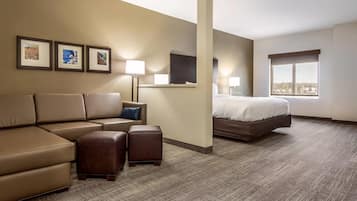 スイート キングベッド 1 台ソファーベッド付き バリアフリー 禁煙 | 高級寝具、デスク、ノートパソコン用作業スペース、遮光カーテン