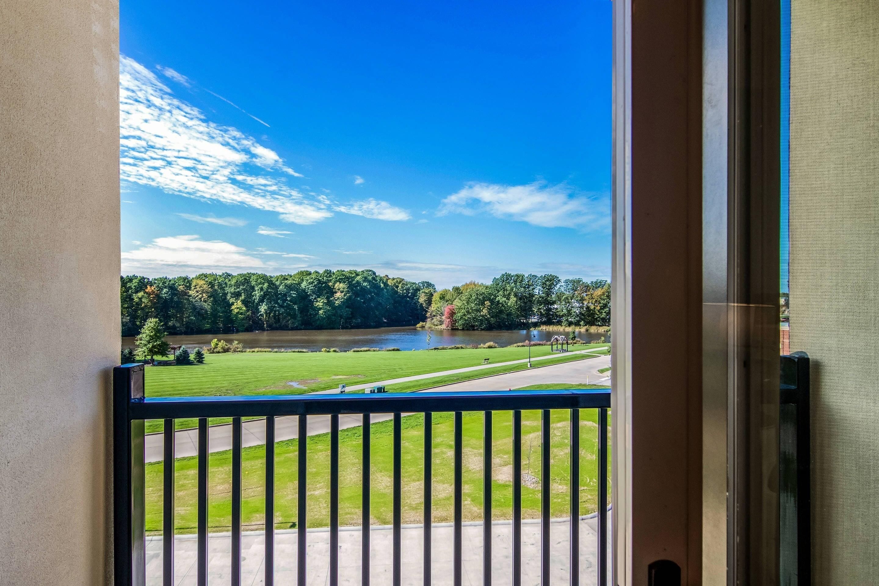 Suite, 1 kingsize-seng, ikke-røyk, balkong | Sengetøy av topp kvalitet, skrivebord og skrivebord for bærbar PC