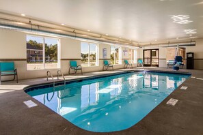 Piscina interna, espreguiçadeiras