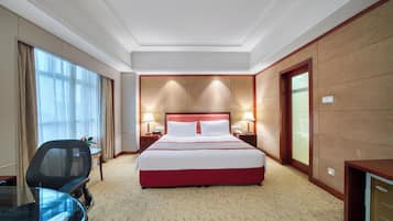 Business Room | Down comforters, desk, laptop workspace, blackout drapes