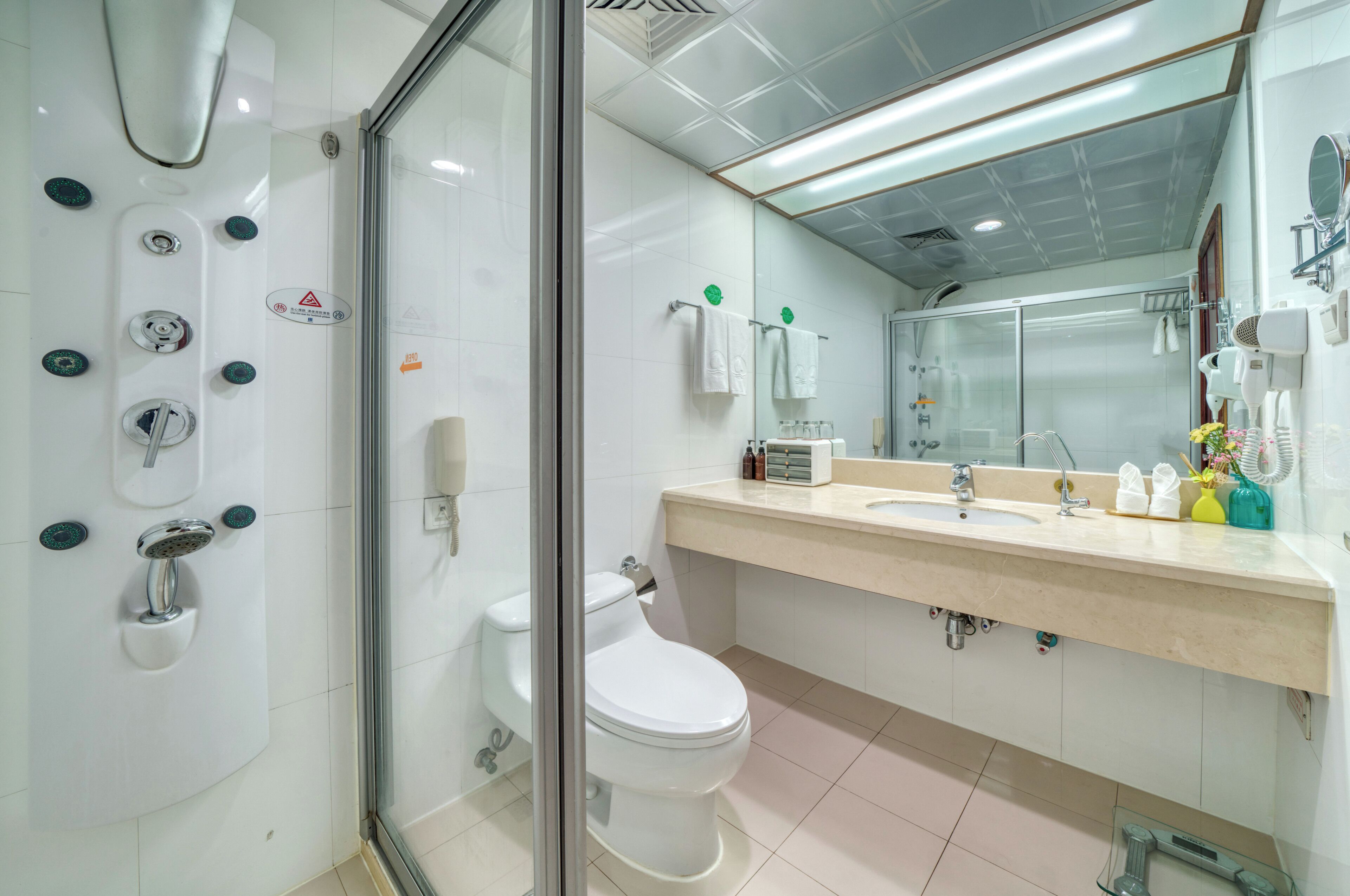 Superior Twin Room | Bathroom | Shower, rainfall showerhead, free toiletries, hair dryer