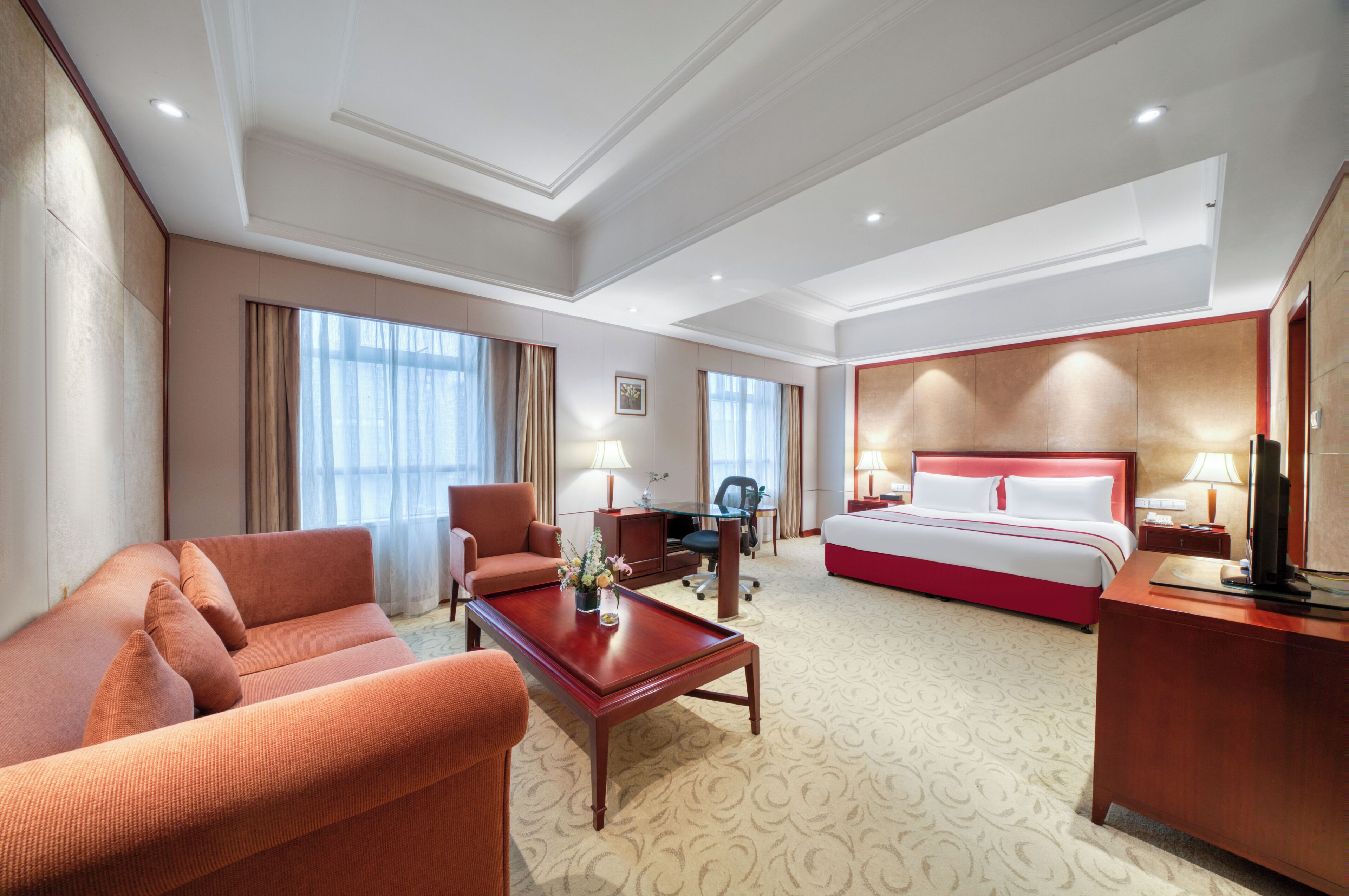 Quarto empresarial | Edredons de pluma, escrivaninha, espaço de trabalho para notebook