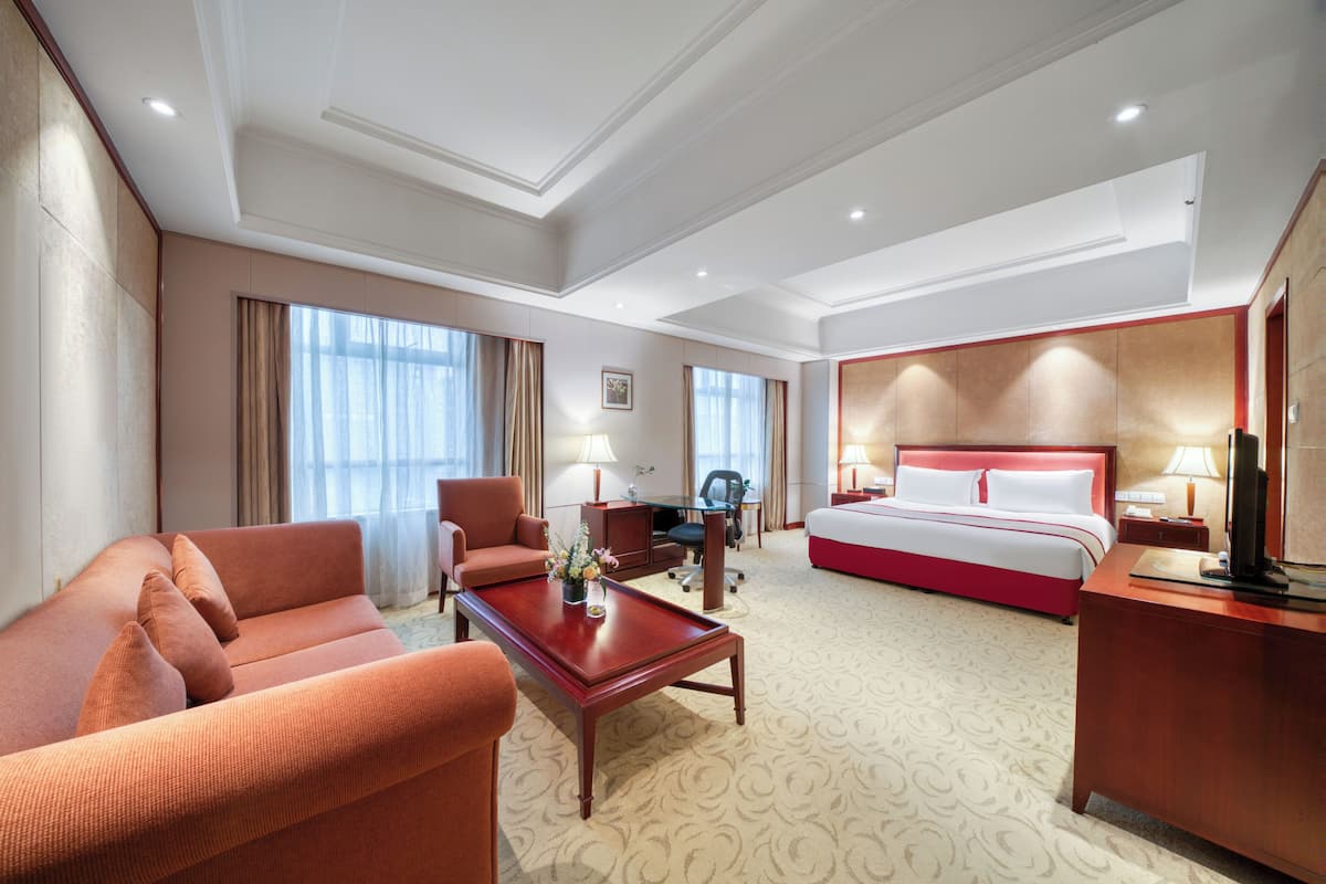 Business Room | Down comforters, desk, laptop workspace, blackout drapes