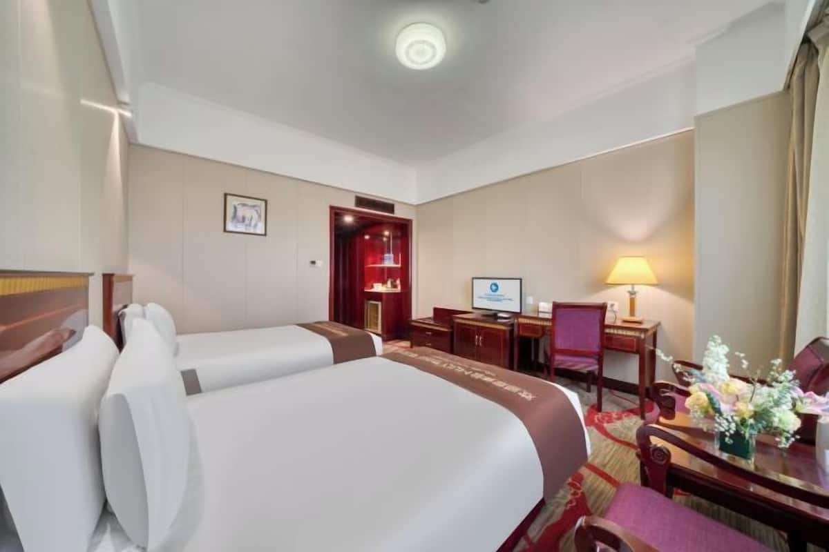 1 bedroom, down duvets, desk, laptop workspace