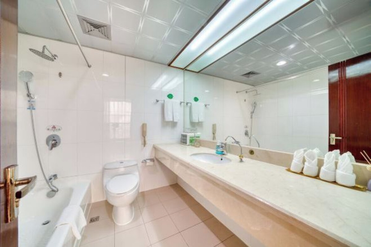 Un baño moderno con bañera, inodoro y lavamanos.