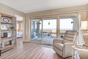 Appart'hôtel, 2 chambres | Coin séjour | Télévision