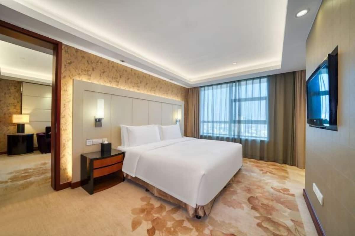 Minibar, in-room safe, desk, blackout curtains