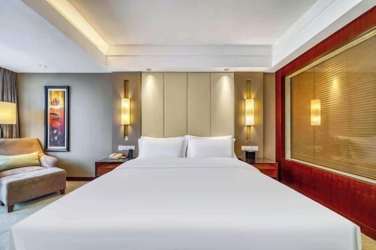 Minibar, két bảo mật tại phòng, bàn, màn/rèm cản sáng