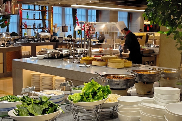 2 restaurantes; se sirve desayuno y cena