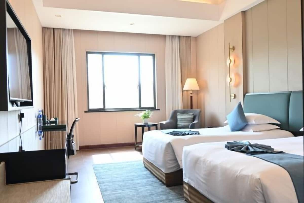 Minibar, escritorio, cortinas blackout y insonorización