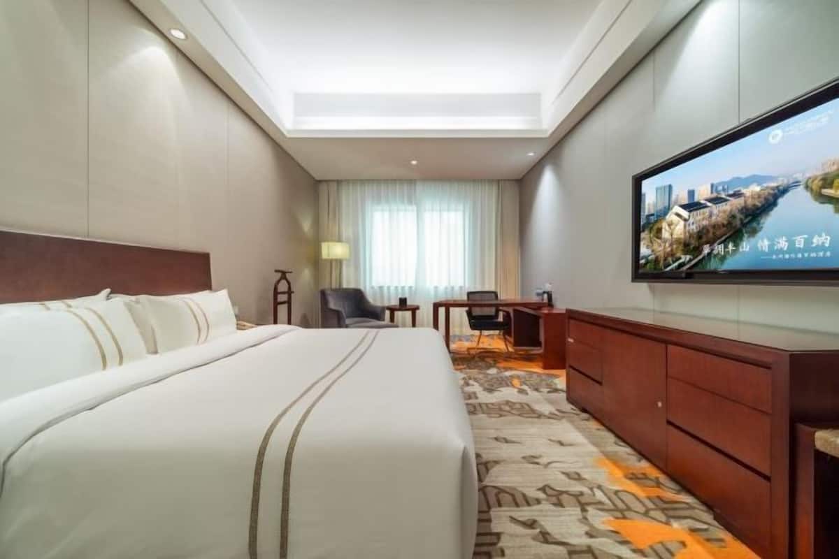 Frigobar, escrivaninha, cortinas blackout, quartos à prova de som