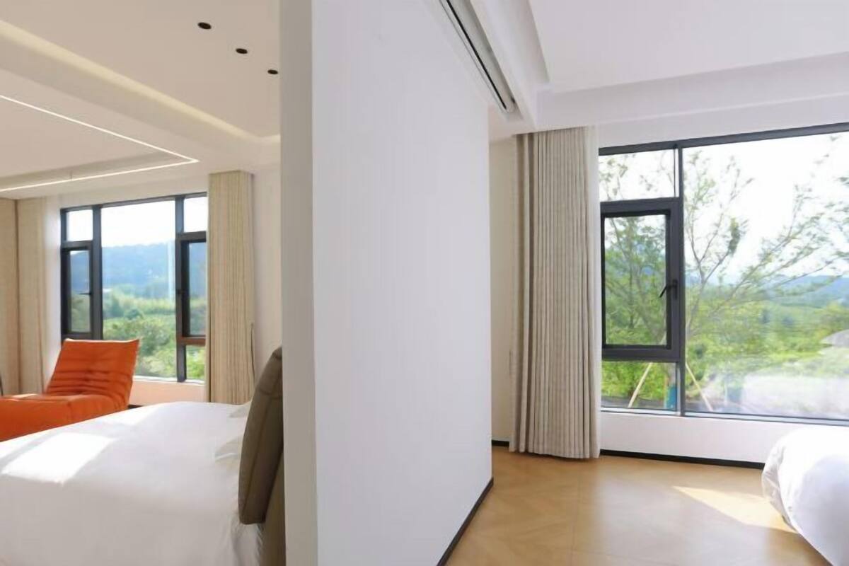Minibar, escritorio, cortinas blackout y insonorización
