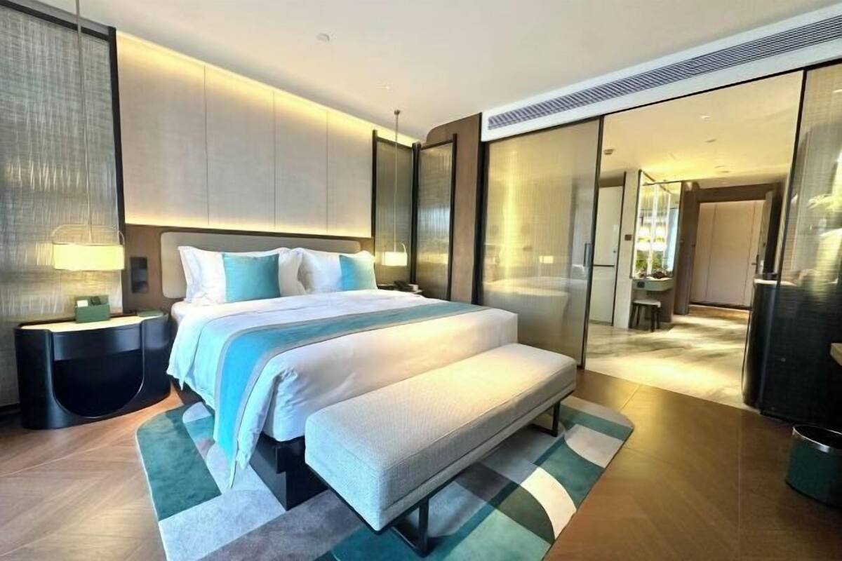 Minibar, escritorio, cortinas blackout y insonorización