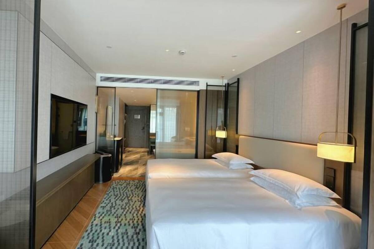 Bar mini, meja, langsir/tirai gelap terus, kalis bunyi