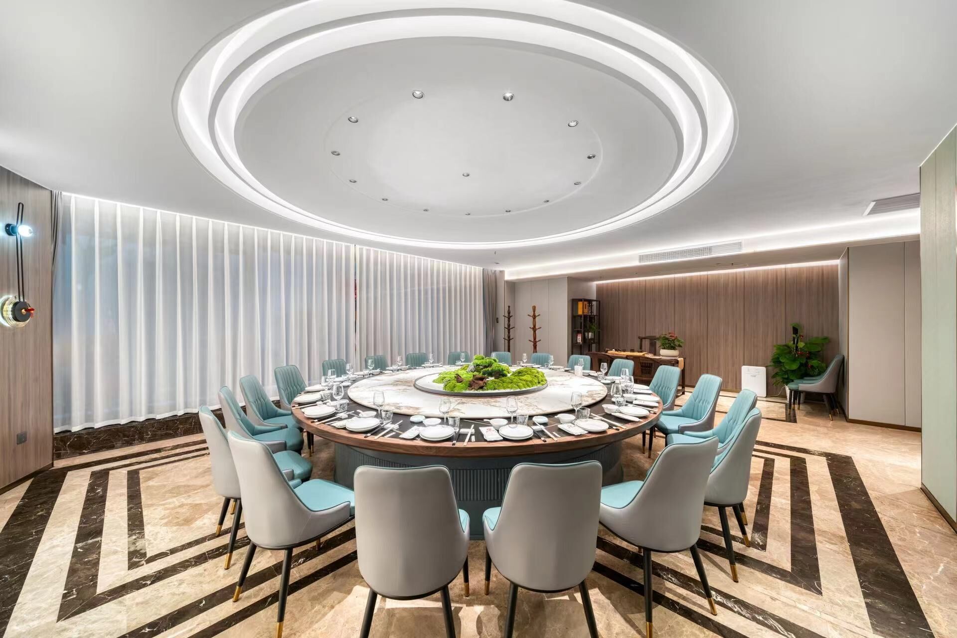 2 restaurantes, se sirve desayuno 