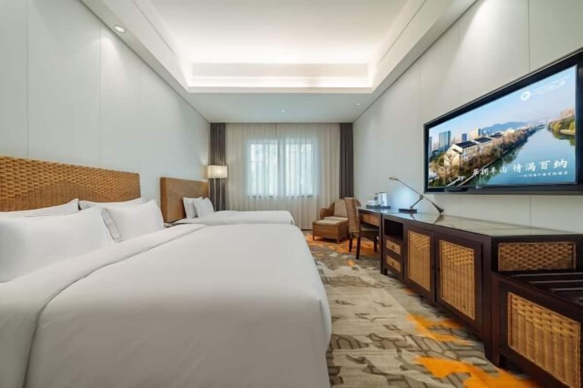 Frigobar, escrivaninha, cortinas blackout, quartos à prova de som