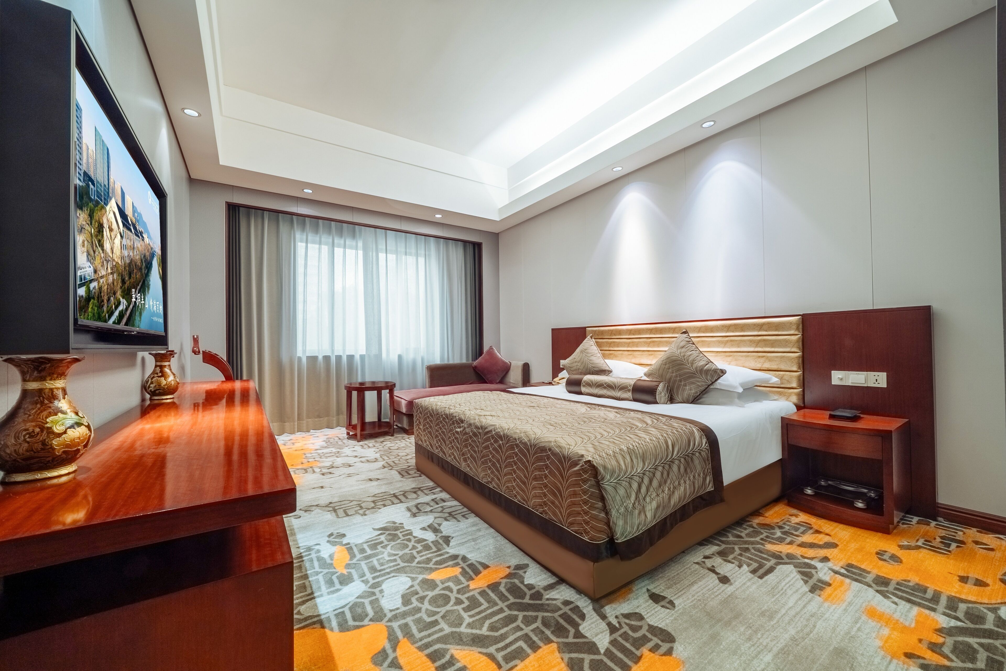 Deluxe Suite | Minibar, desk, blackout drapes, soundproofing