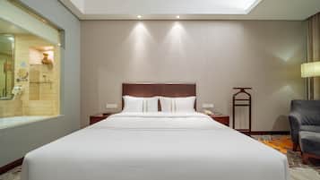 Phòng đôi Deluxe | Minibar, bàn, màn/rèm cản sáng, phòng cách âm