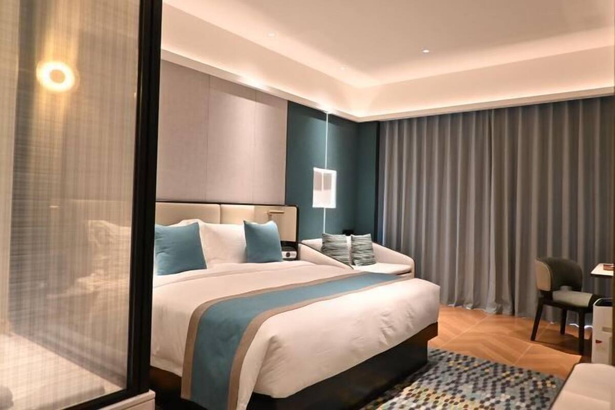 Minibar, escritorio, cortinas blackout y insonorización