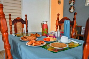 Dagelijks ontbijt met lokale gerechten (EUR 5 per persoon)