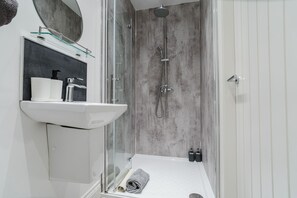 Twin Room, Ensuite, Sea View ((2nd Floor)) | Bathroom - The Roxburgh (Berwick-upon-Tweed)
