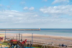 Habitación con 2 camas individuales, baño privado, vistas al mar ((2nd Floor)) | Exterior