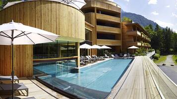 2 buitenzwembaden, parasols voor strand/zwembad