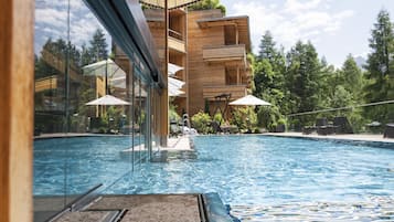 2 Außenpools, Sonnenschirme, Liegestühle