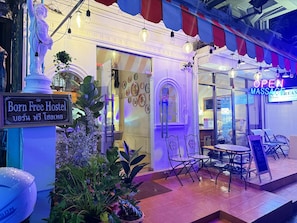 Ingresso di un hotel con un cartello che indica 'Born Free Hotel' e un servizio di massaggi.