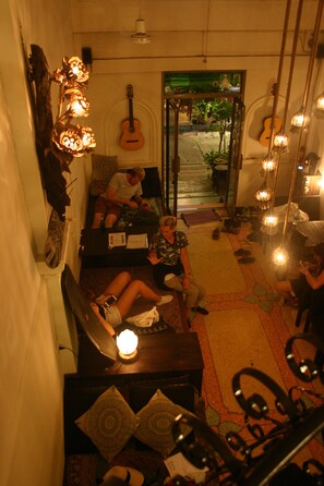 Lobby lounge - Born Free Hostel (Bangkok)