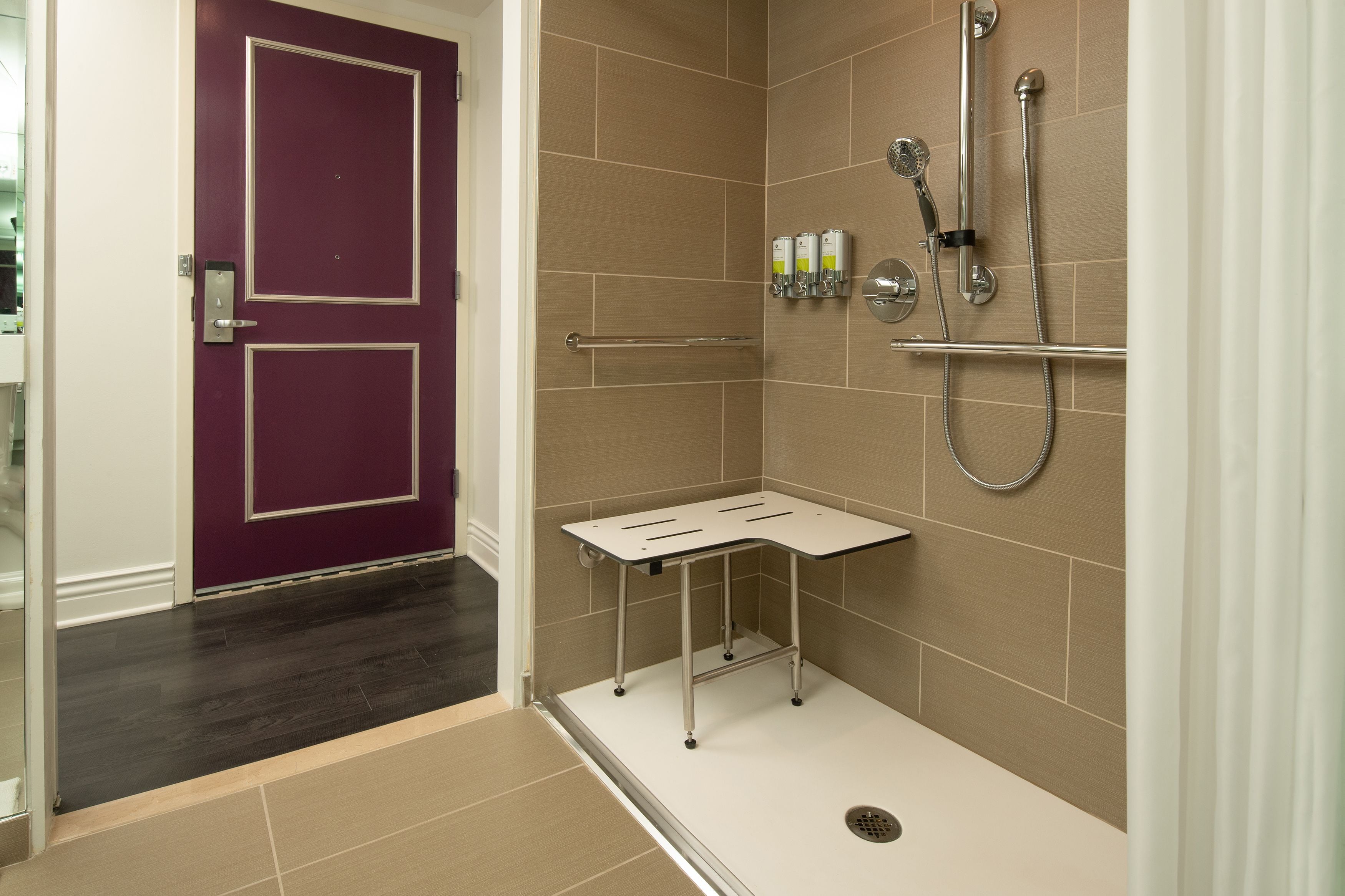 Une salle de bain avec une douche, des toilettes et un lavabo.