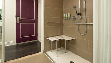 Une salle de bain avec une douche, des toilettes et un lavabo.
