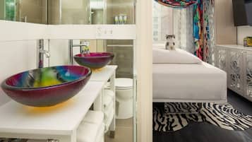 Chambre, 1 très grand lit (Celebrity) | Lavabo de la salle de bain