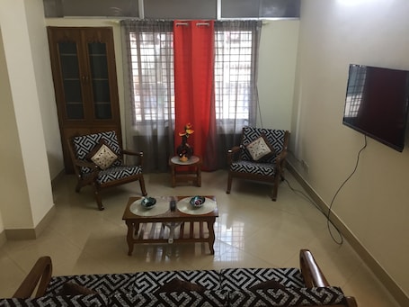 Economy Apartment, 2 Double Beds, Non Smoking | Living room. Latif villa