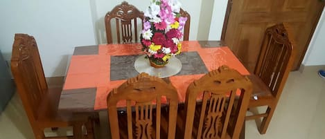 Economy Apartment, 2 Double Beds, Non Smoking | In-room dining