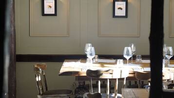 Se sirven comidas y cenas; con vista al jardín