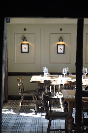 Se sirven almuerzos y cenas, con vista al jardín