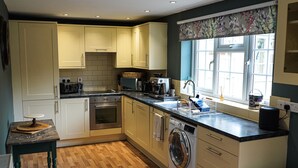 Deluxe Cottage | Private kitchen - The Peacock Inn (Ipswich)