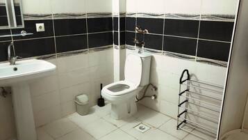 Apartment | Bathroom | Shower, free toiletries, hair dryer