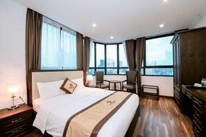 Executive Suite, 1 Queen Bed, Smoking, City View