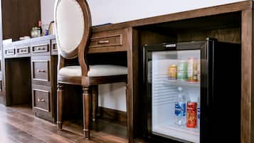 Suite ejecutiva, 1 cama de matrimonio, fumadores, vistas a la ciudad | Minibar