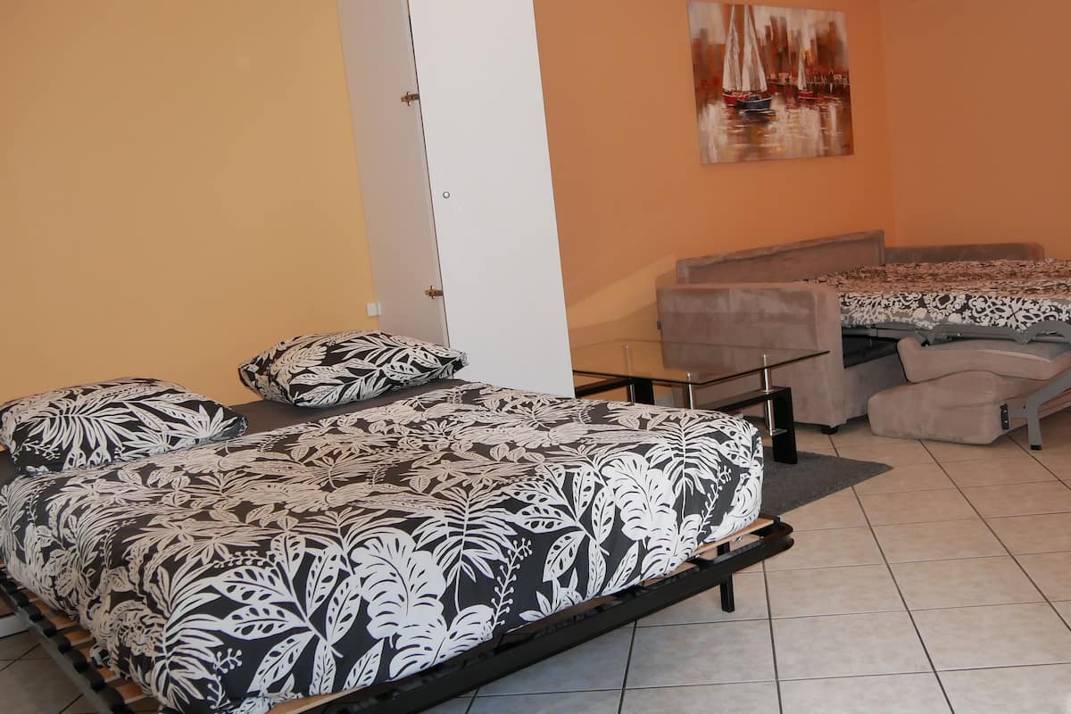 Quarto casal urbano | Cortinas blackout, quartos à prova de som, ferros/tábuas de passar roupa