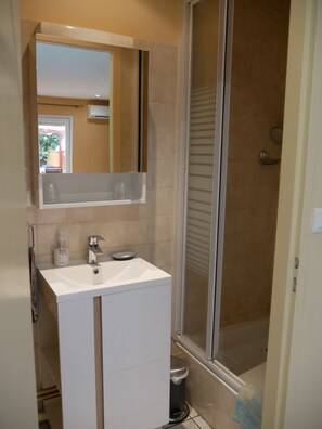City Double Room | Bathroom | Shower, rainfall showerhead, free toiletries, hair dryer - Villa Seignemartin (Lyon)