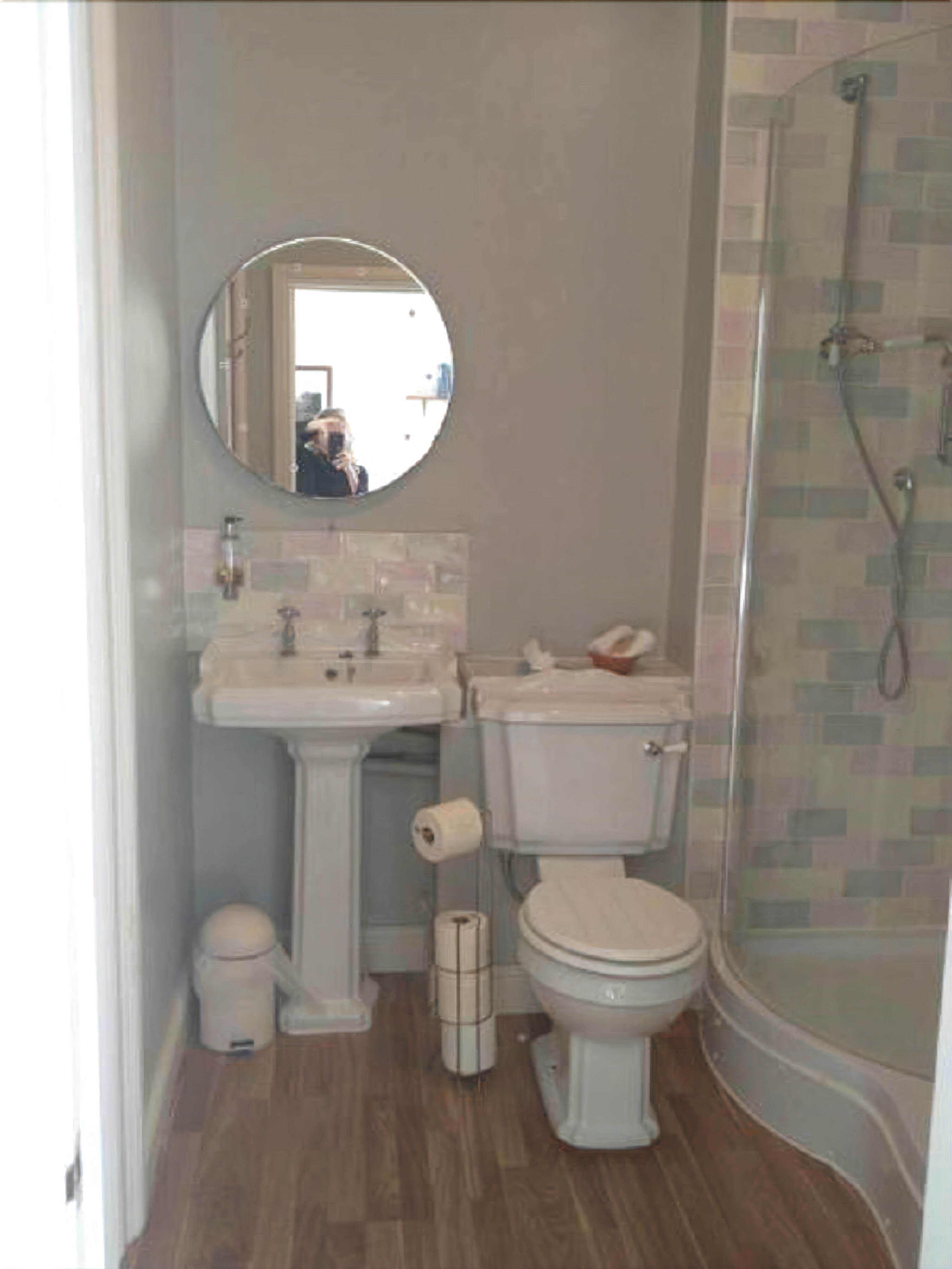 Douche, articles de toilette gratuits, sèche-cheveux, peignoirs