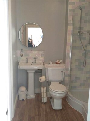 Shower, free toiletries, hair dryer, bathrobes - Winton House (Stratford-upon-Avon)
